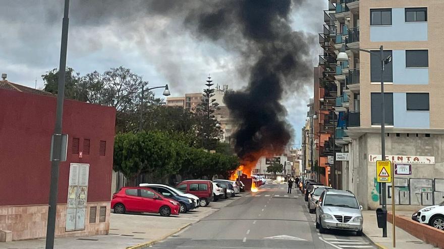 Queman una batería completa de contenedores frente a un colegio en Vinaròs