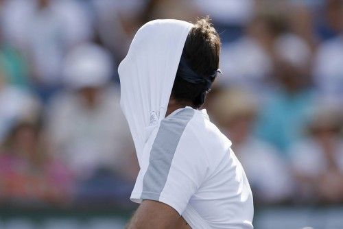 Del Potro pulls shirt over his face during men's singles final match against Nadal at the BNP Paribas Open ATP  tennis tournament in Indian Wells