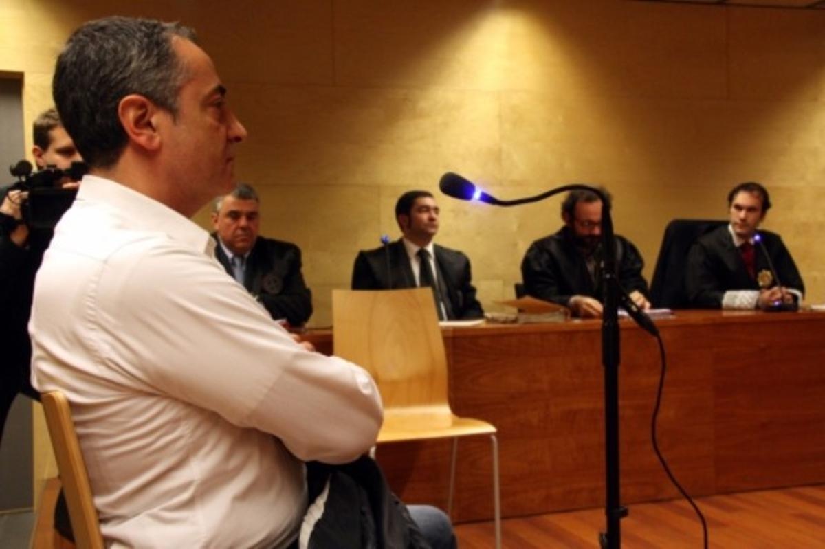 El mosso que va matar d’un tret un home dins d’un pis a Olot, a l’Audiència de Girona escoltant el pacte a què han arribat. El mosso que va matar d’un tret un home dins d’un pis a Olot, a l’Audiència de Girona escoltant el pacte a què han arribat.
