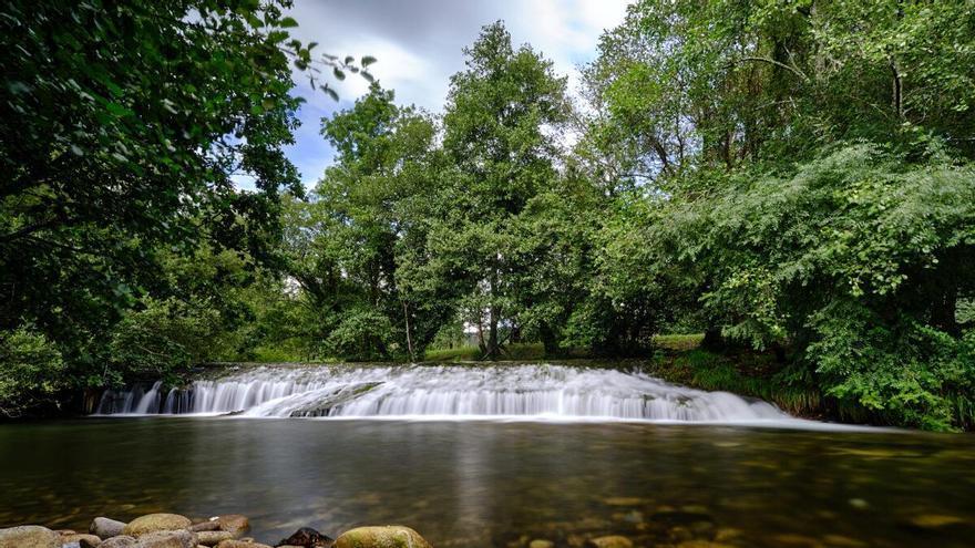 Outes asina un acordo de custodia fluvial para seguir valorizando o río Tins