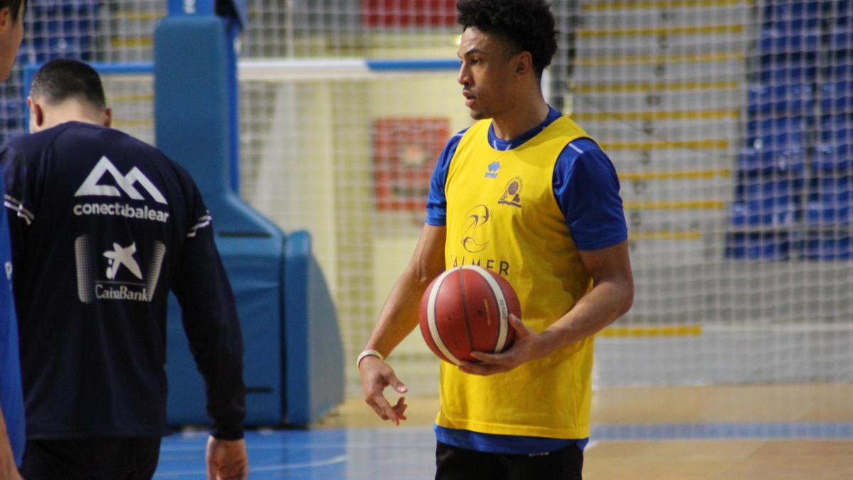 Elijah Brown, durante un entrenamiento con el Palmer Palma.