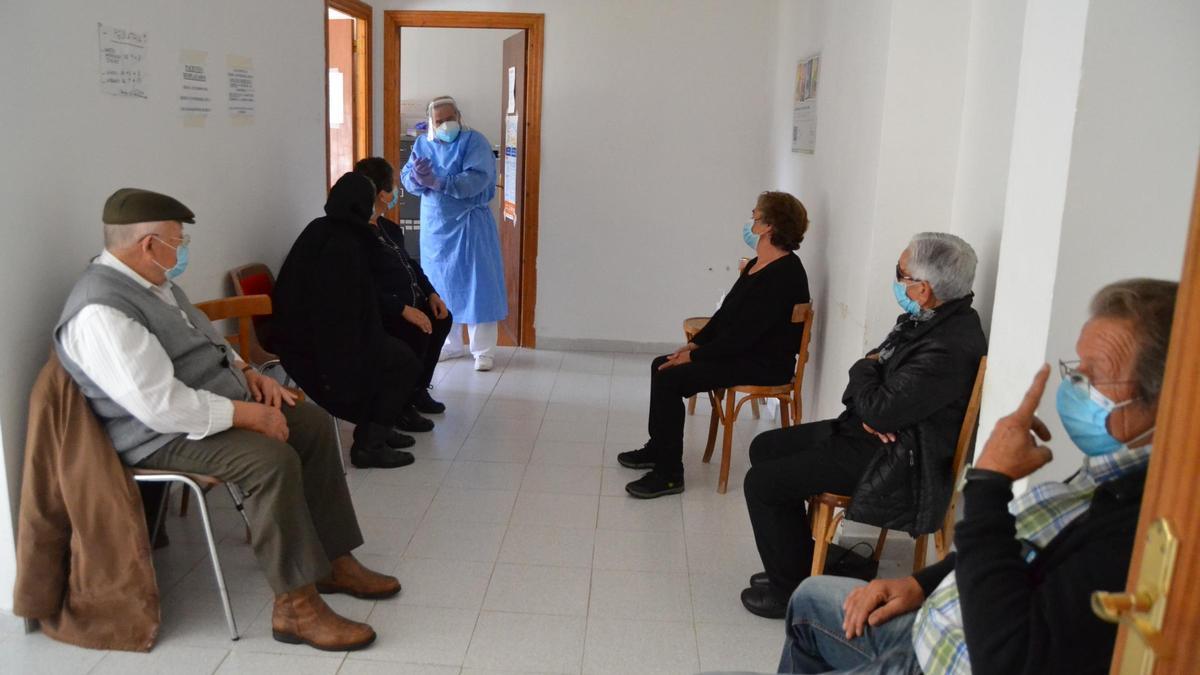 Un grupo de vecinos espera a ser atendidos en el consultorio médico de San Martín del Terroso