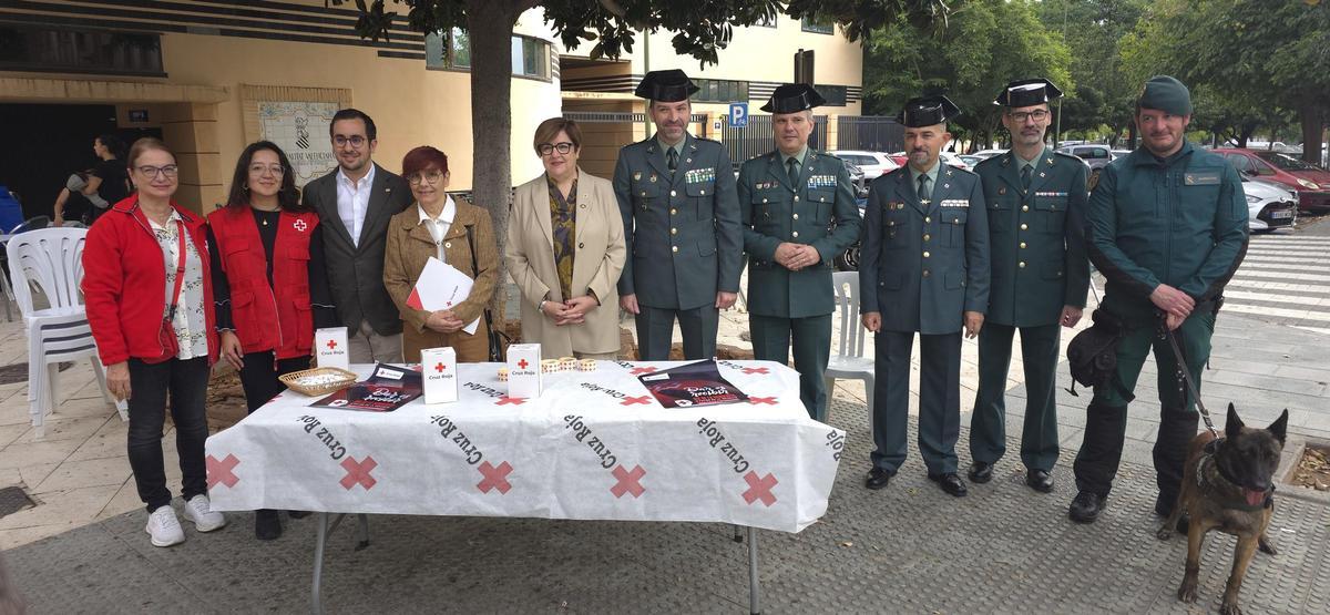 La subdelegada del Gobierno, Antonia García, y representantes de la Guardia Civil se unen en apoyo de Cruz Roja.