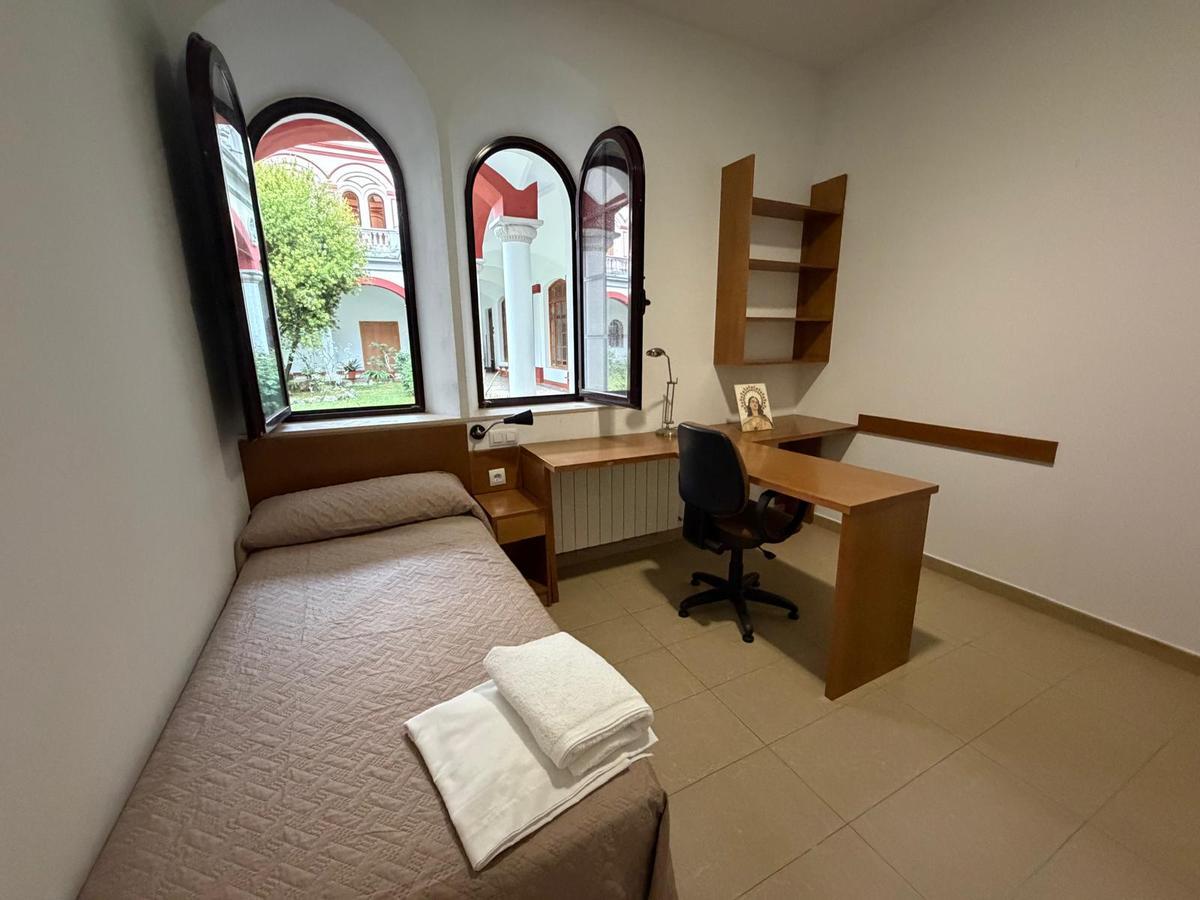 Una de las 47 habitaciones que se han habilitado como alojamiento en el seminario de Badajoz.