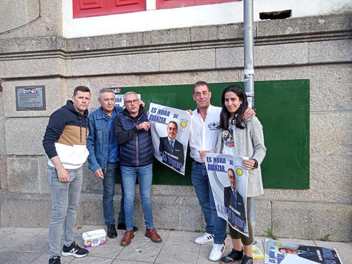 Arriba: Javier Carro (PP de Moaña), respaldado por parte de su equipo. Abajo: Mario Rodríguez, del PSOE de moañés. A la izq., la candidatura de Cangas Unidos |   // S.ÁLVAREZ