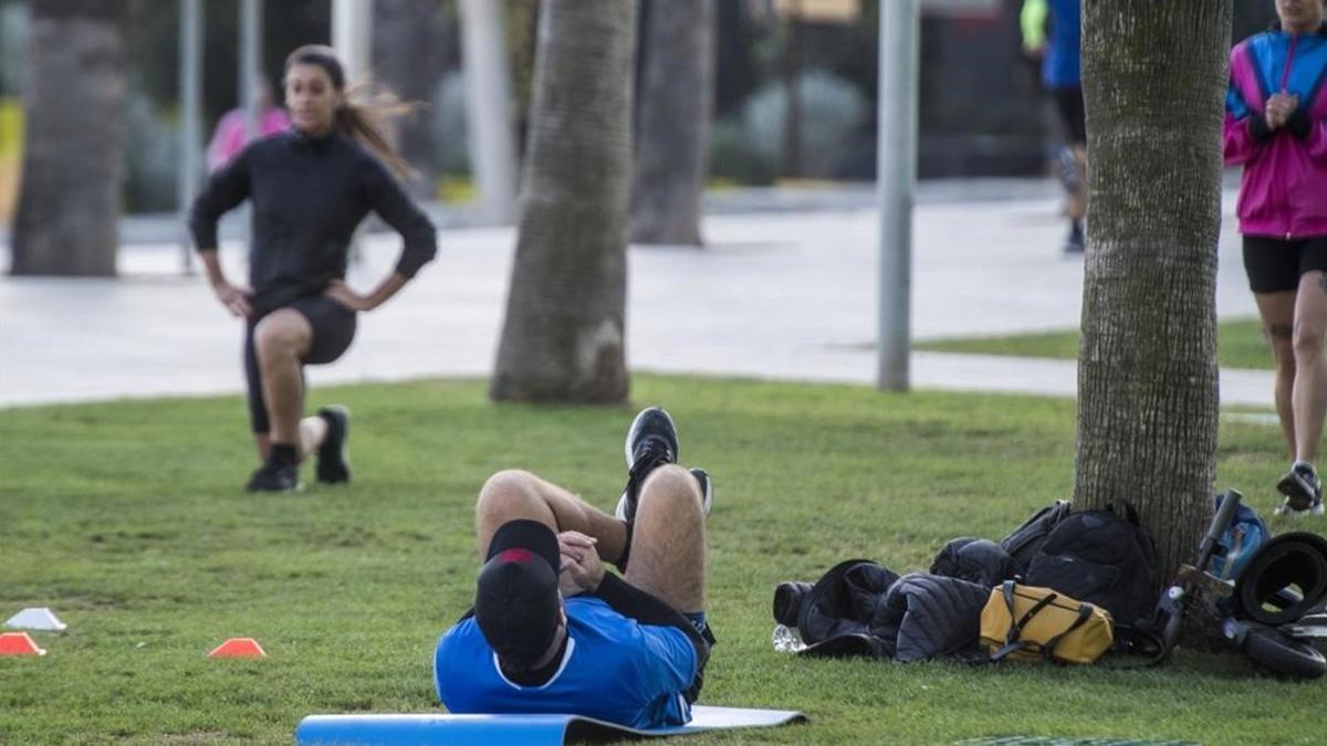 Gente haciendo deporte en la Barceloneta.