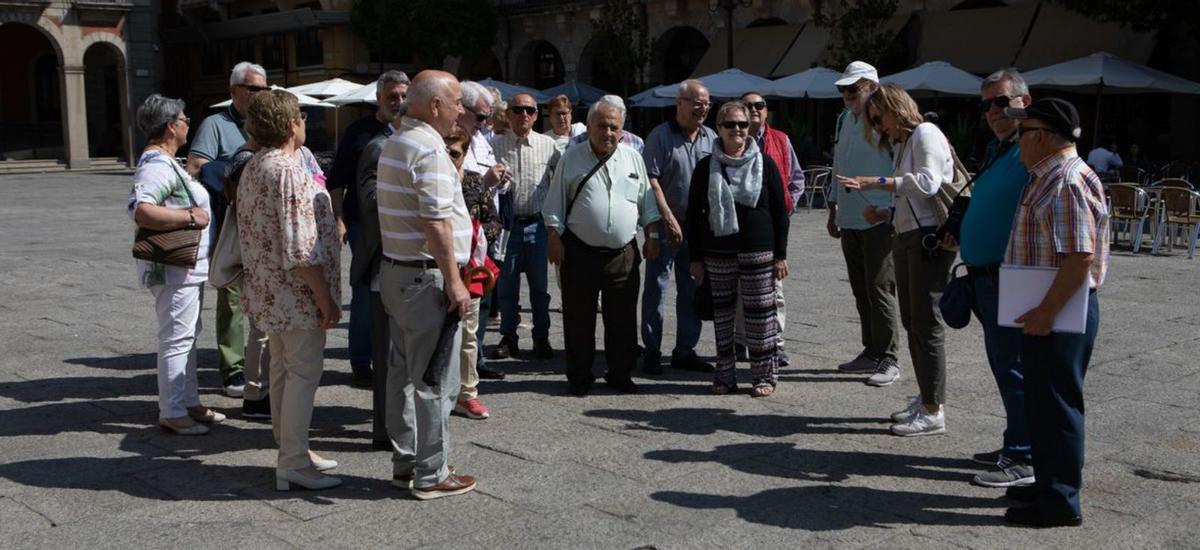 El grupo de ferroviarios en la Plaza Mayor junto a la guía de Zamora. | Ana Burrieza