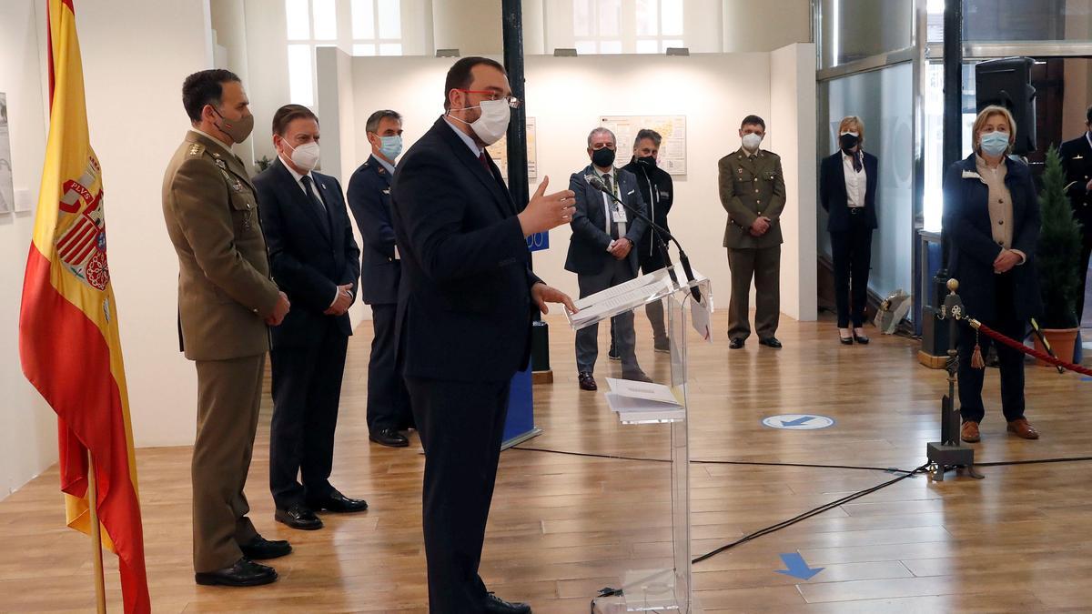 Adrián Barbón interviene durante el acto.