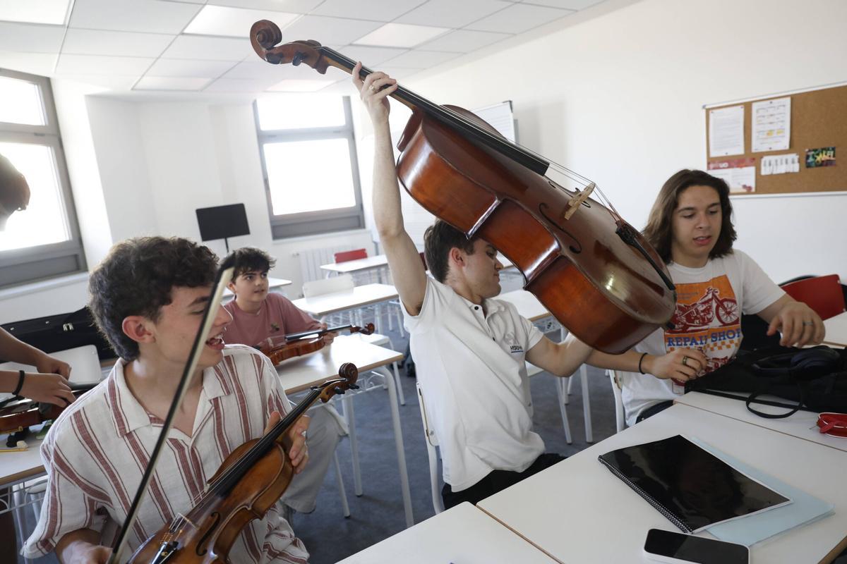 En imágenes: La última sesión del taller de luthería en el conservatorio de Avilés
