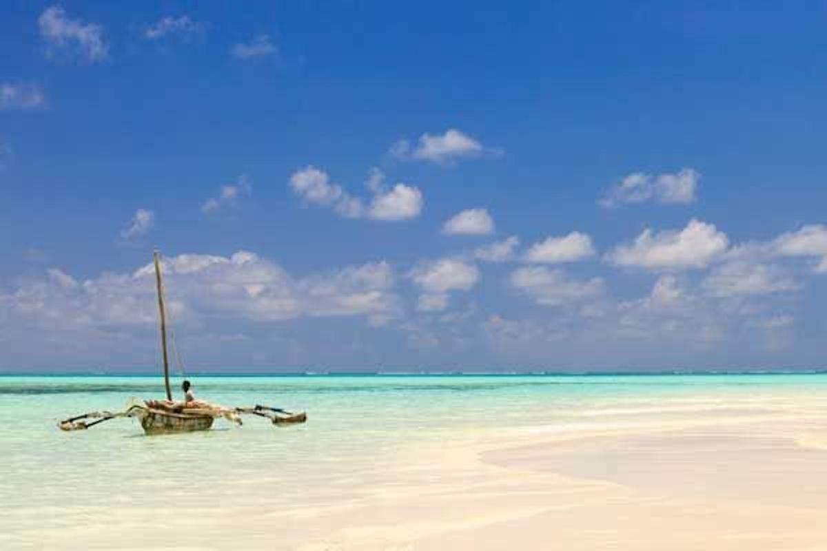 Playa de Jambiani, en la costa este de la isla de Unguja, en el archipiélago de Zanzíbar.