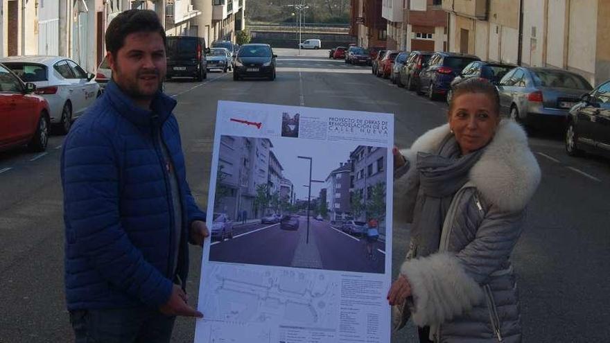 Amparo Antuña y Pelayo Suárez, ayer, en la calle Nueva de Noreña.