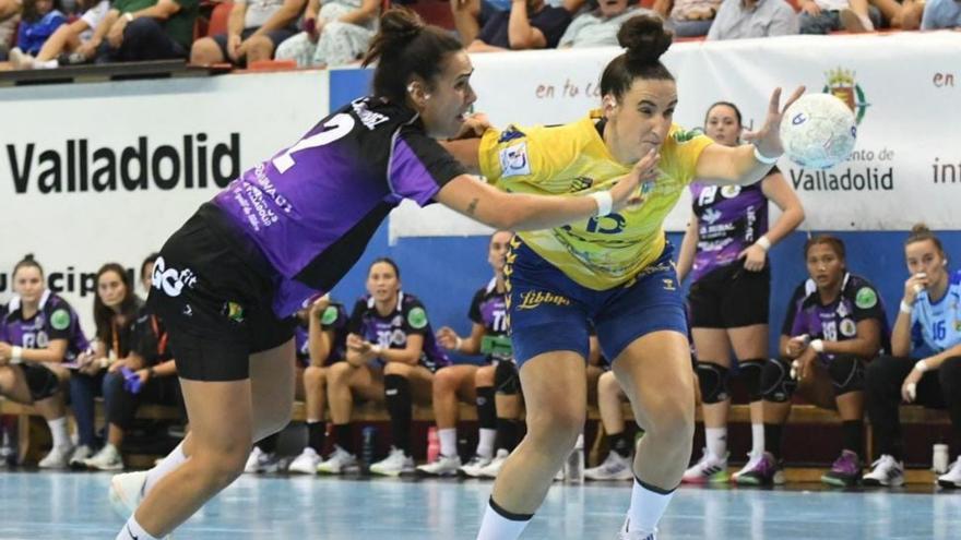 Elba Álvarez defiende a Rebeca López en el choque de la segunda jornada ante el Valladolid. | | AULA ALIMENTOS VALLADOLID