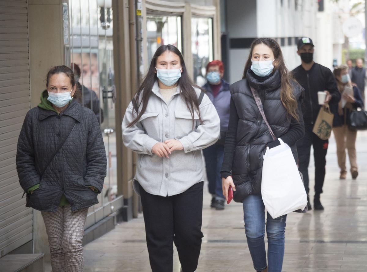 Los expertos siguen recomendando la mascarilla y la dosis de vacuna que corresponde