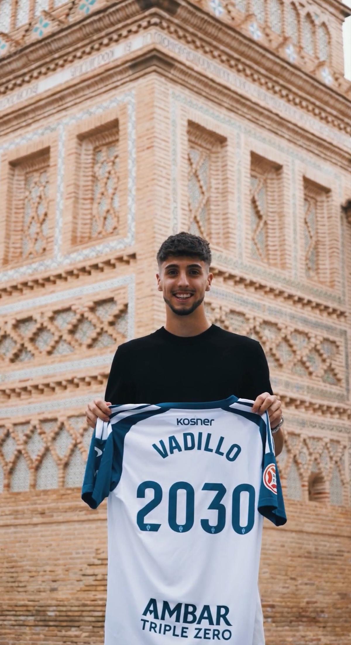 Vadillo posa con la camiseta de su renovación.