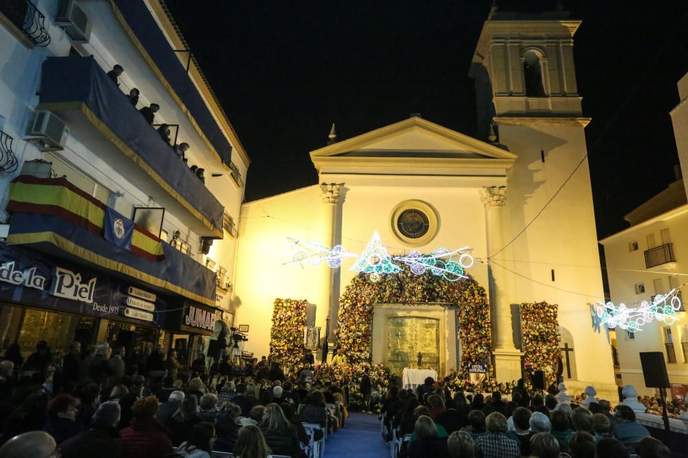 Ofrenda de flores a la Virgen