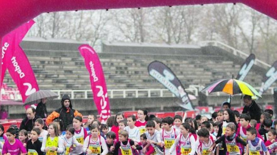 Arriba, salida de las categorías mini y benjamín. Abajo, a la izquierda, Lucía Juan y Nicolás Álvarez; en el centro, Noelia Carpio y Laura González, y a la derecha, un momento de la carrera.  / MARCOS LEÓN