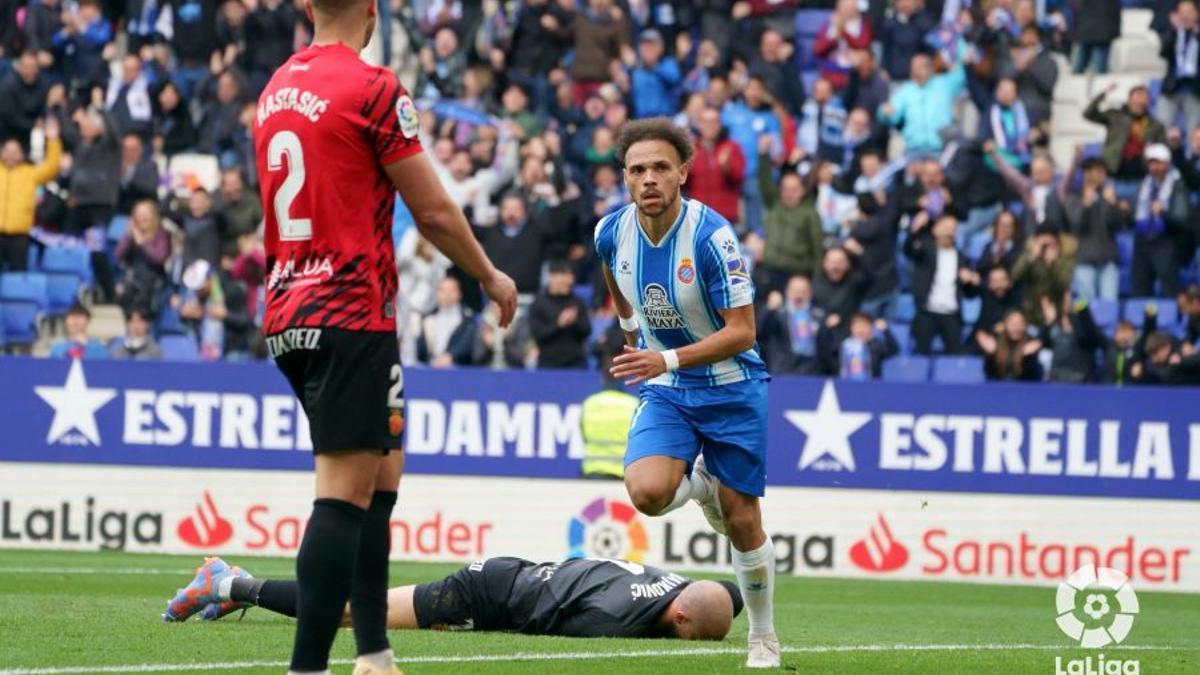 Braithwaite celebra el primer gol, con Rajkovic y Nastasic abatidos.