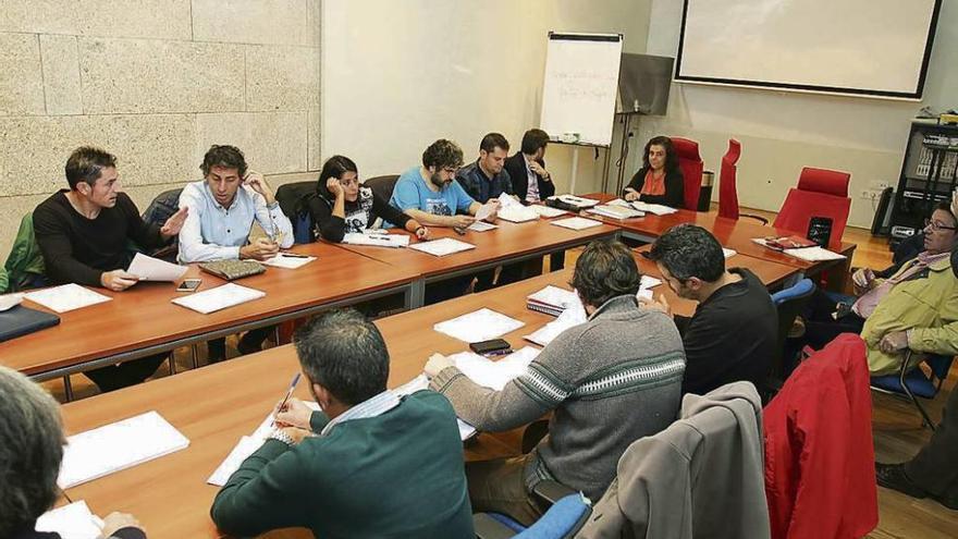 Una reunión de la mesa de negociación, con la edil de Personal, Flora Moure, al fondo. // Iñaki Osorio