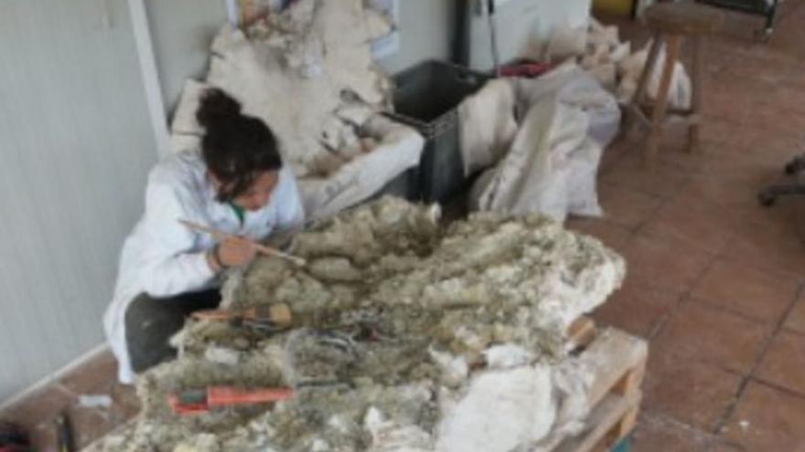 Un dinosaurio de Teruel entre manos
