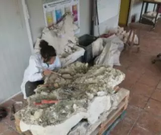 Un dinosaurio de Teruel entre manos