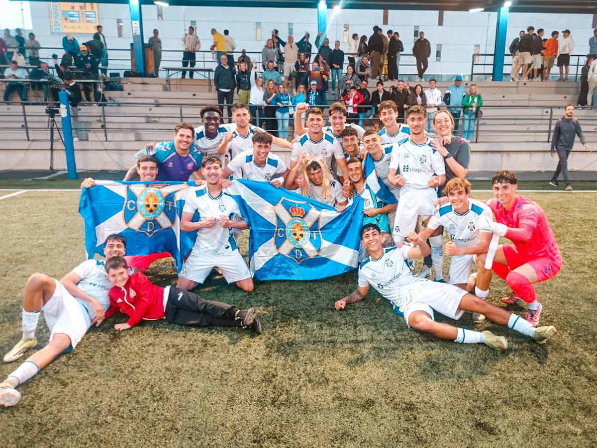 Los jugadores del Tenerife C celebran su victoria en el Anexo.