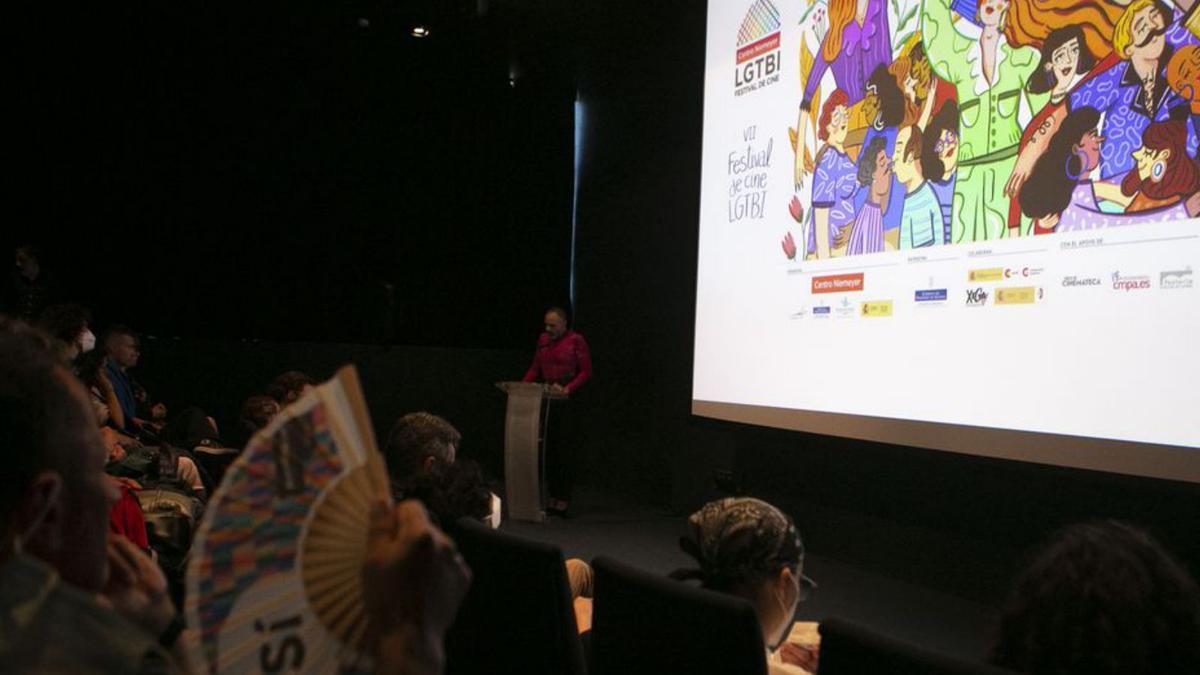 Borja Ibaseta, en el atril, pronunciando uno de los discursos inaugurales del Festival de cine LGTBI. | María Fuentes