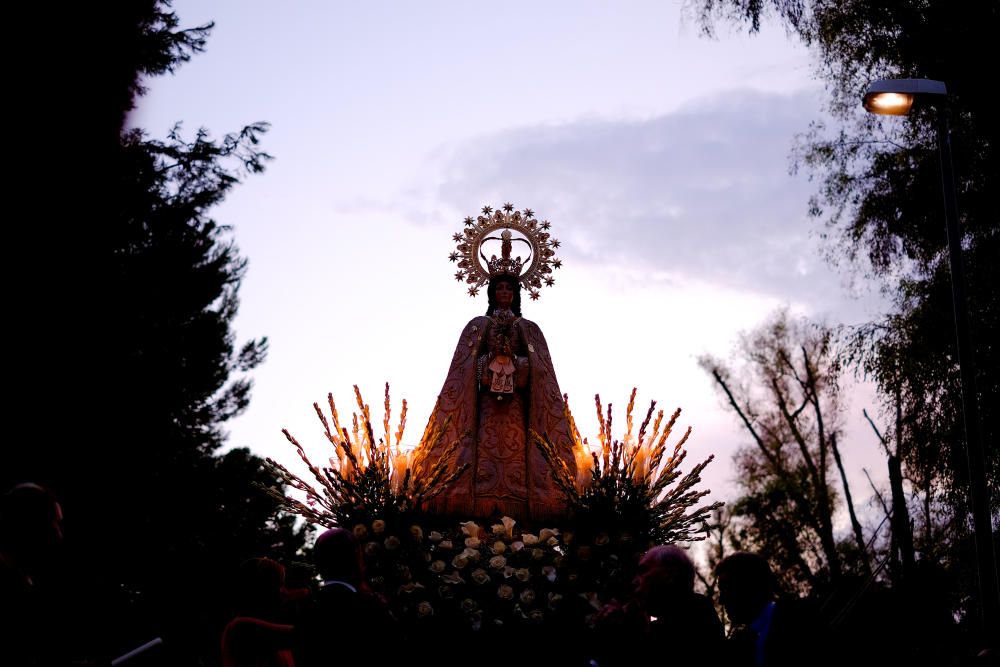 Centenares de vecinos arroparon a la Virgen en su