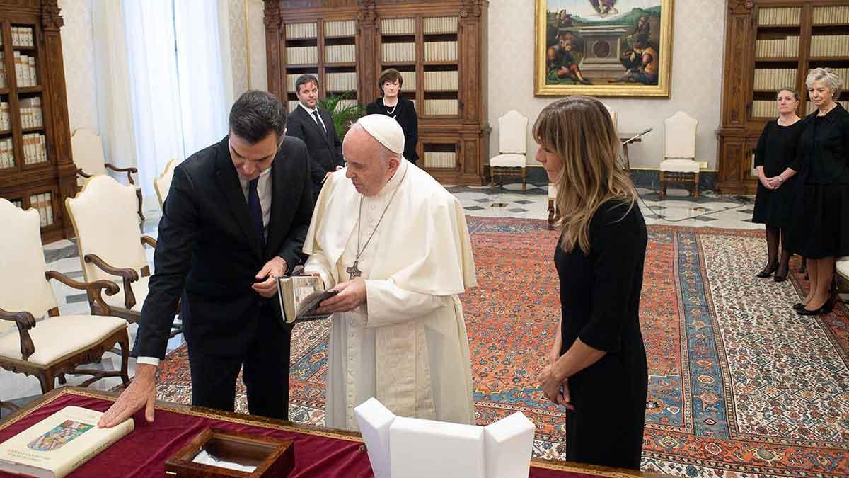 Pedro Sánchez y su esposa visitan al Papa en el Vaticano