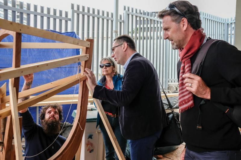 Las Palmas de Gran Canaria. Reportaje estudiantes franceses en prácticas de carpintería de ribera en la sede de la vela latina.  | 03/03/2020 | Fotógrafo: José Carlos Guerra