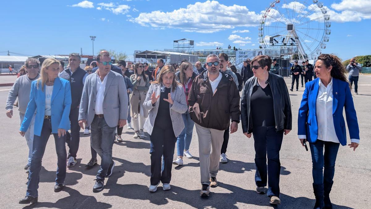 Las autoridades durante su visita ayer para supervisar el recinto del SanSan, junto al director del festival.