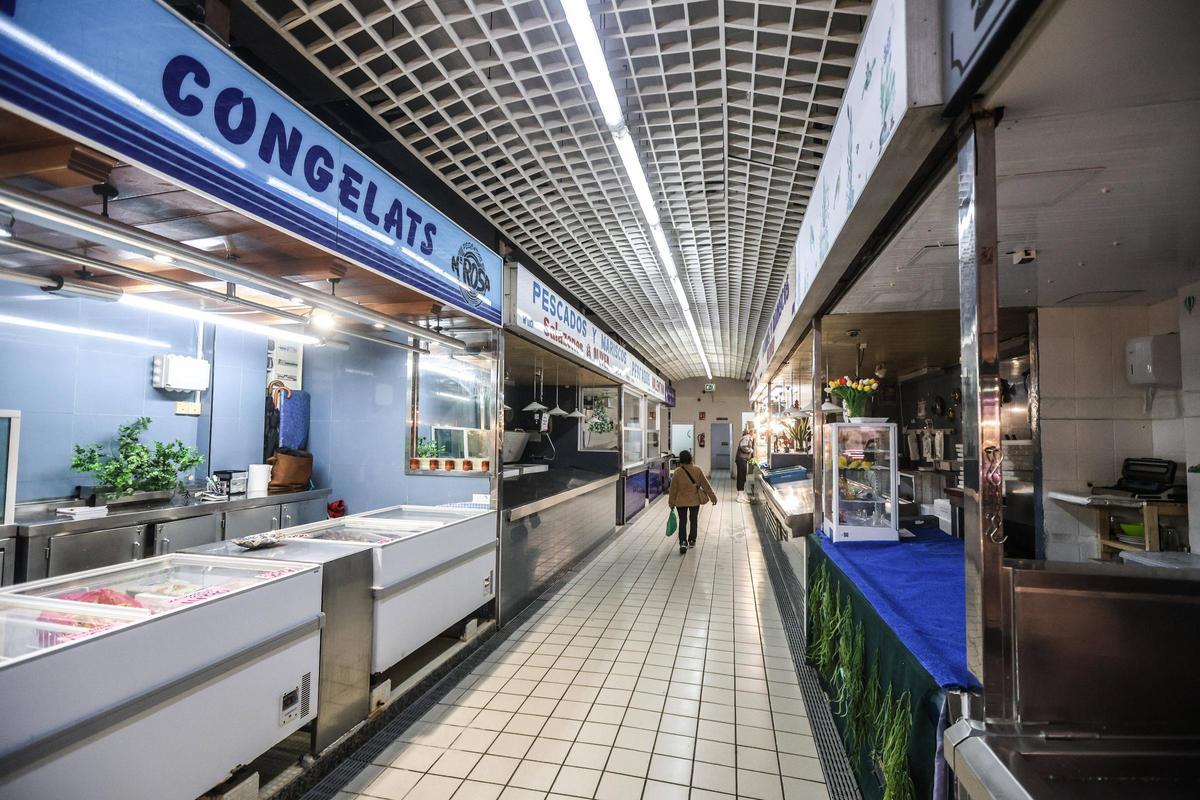 Algunos puestos del Mercat Nou cerrados