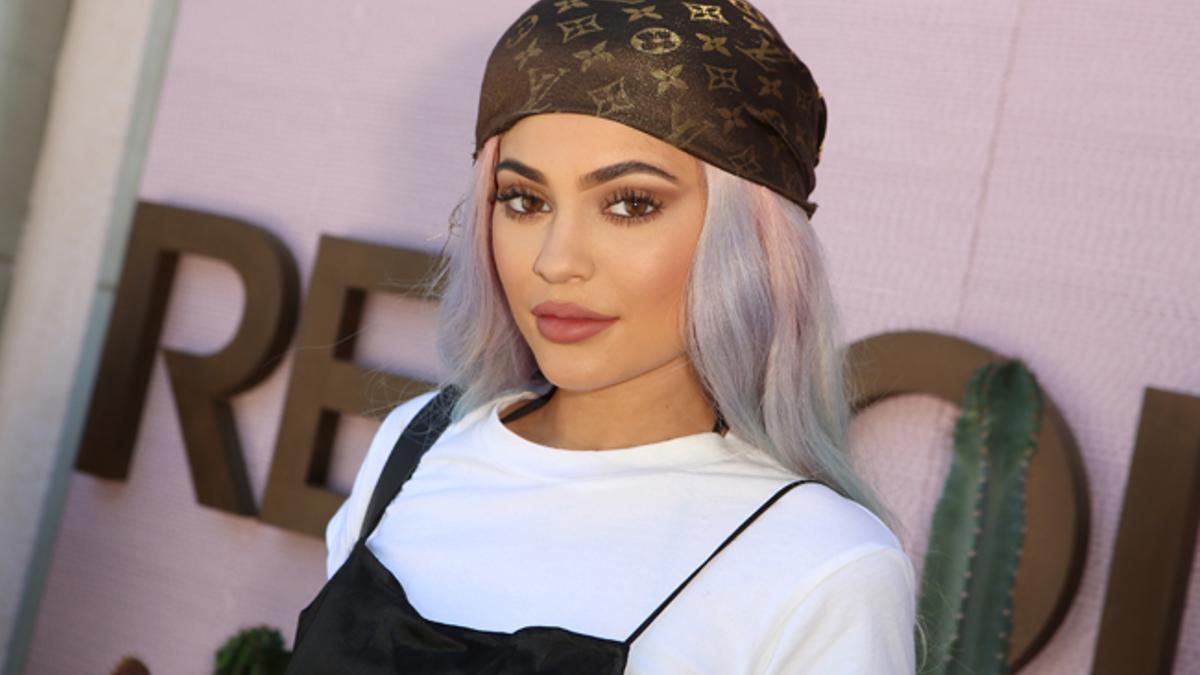 Kylie, una pirata rubia ceniza