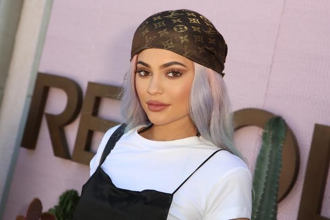 Kylie, una pirata rubia ceniza