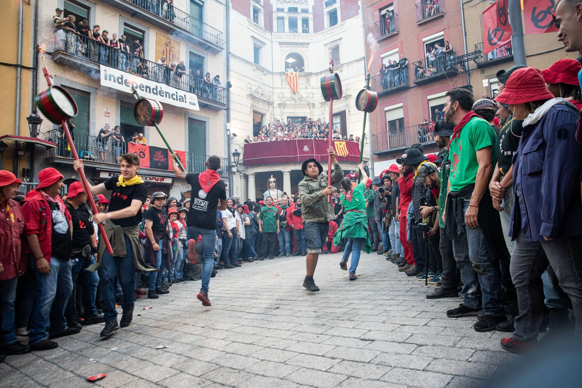 Les millors fotos dels primers salts del passacarrers de la Patum 2025
