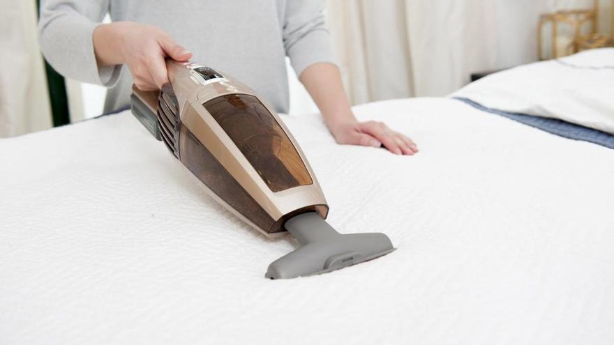 Cómo limpiar el colchón con bicarbonato tras el verano