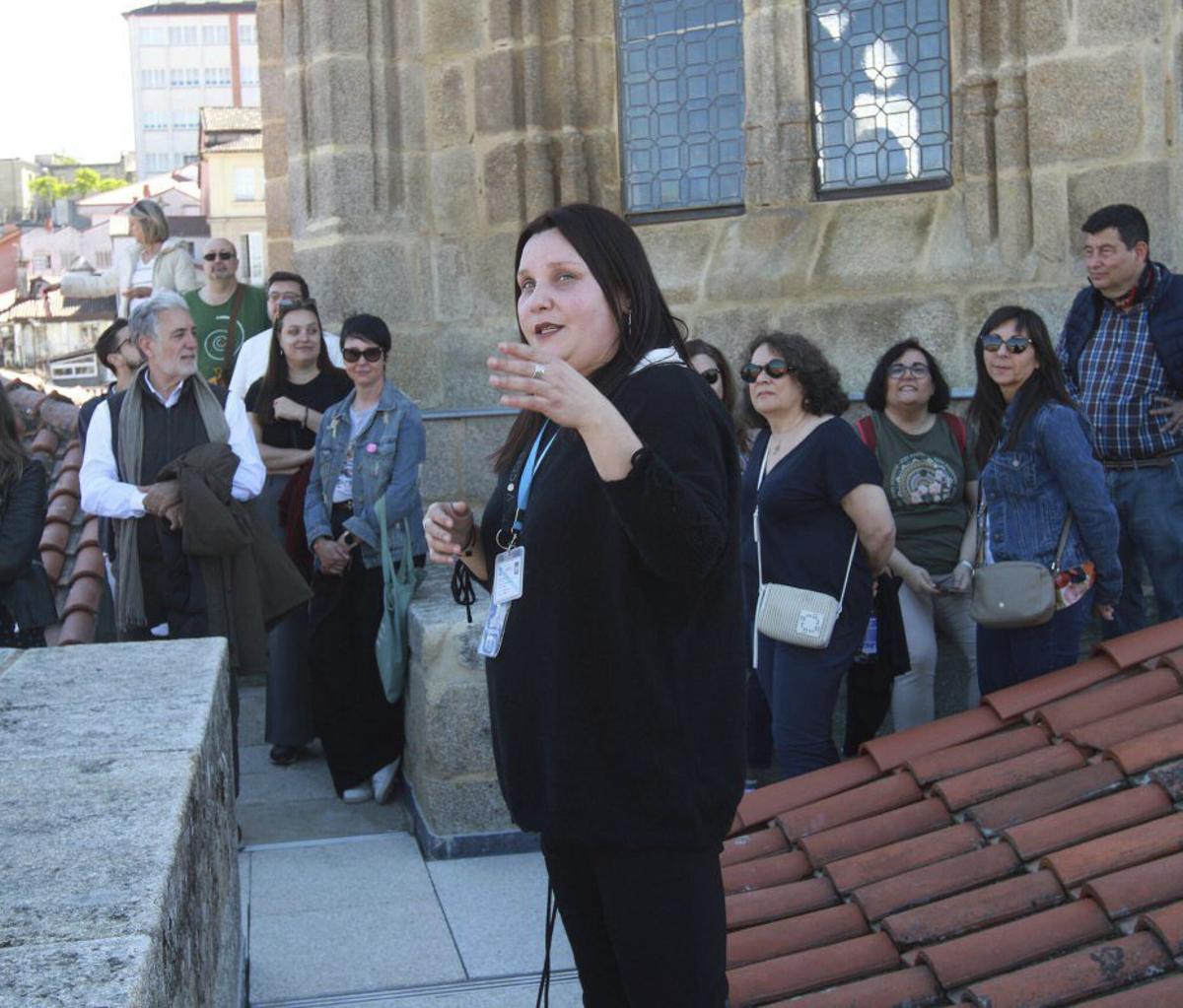 Una de las numerosas visitas guiadas, este puente, por el centro de Ourense. |  Iñaki Osorio