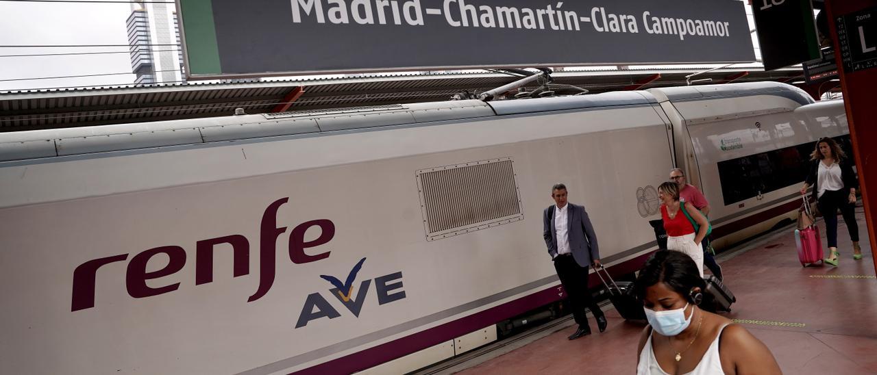 Viajeros en la estación de Chamartín, punto de enlace para ir en tren de Alicante al País Vasco.