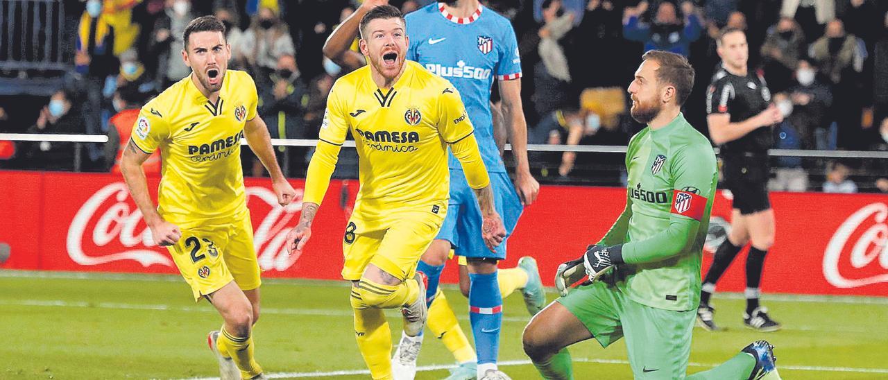 Moi Gómez y Alberto Moreno celebran el tanto marcado por el defensa sevillano ante el Atlético de Madrid, el pasado domingo en el Estadio de la Cerámica.