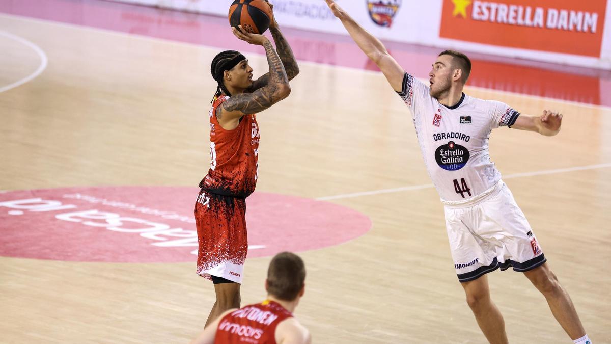 Devin Robinson lanza un triple en el Manresa-Obradoiro.