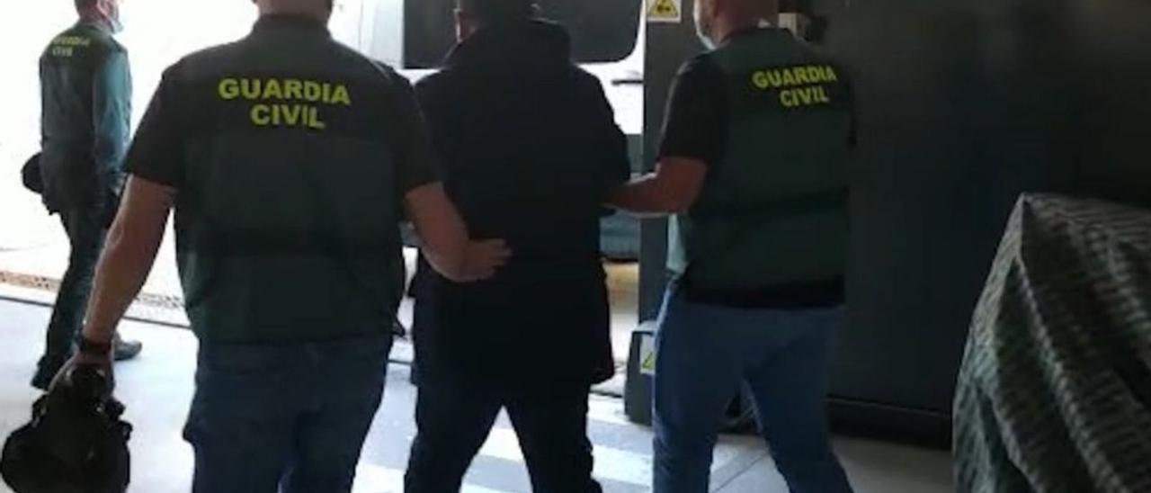 Uno de los detenidos por la Guardia Civil. | LEVANTE-EMV