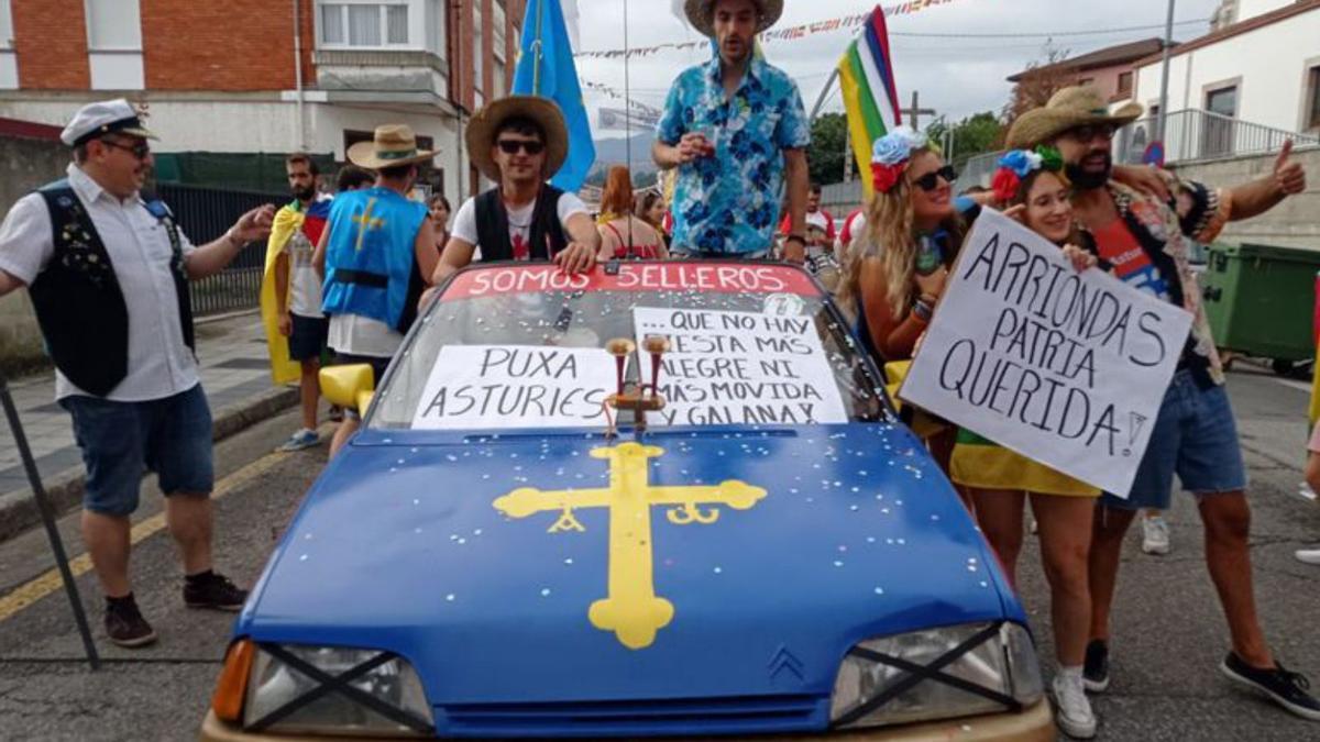 Barbón y Revilla disfrutan de la fiesta ante la mirada de Salvador Illa, ayer, en Arriondas. 