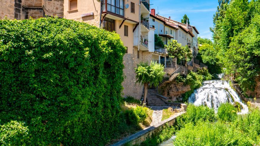 El rincón más bonito de Castilla-La Mancha es una joya natural única y se llama "el pueblo de las cascadas"