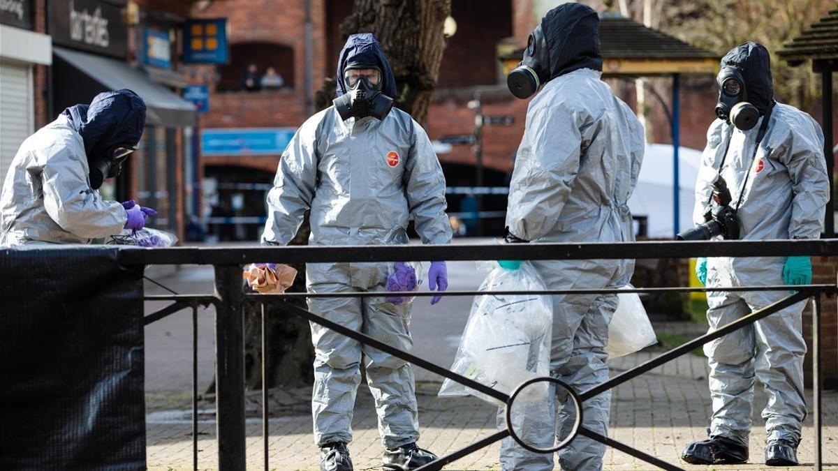 Agentes de la policía trabajan cerca del lugar donde se encontró al exespía Serguéi Skripal y a su hija Yulia tras el ataque con un agente nervioso en Salisbury (sur de Inglaterra).