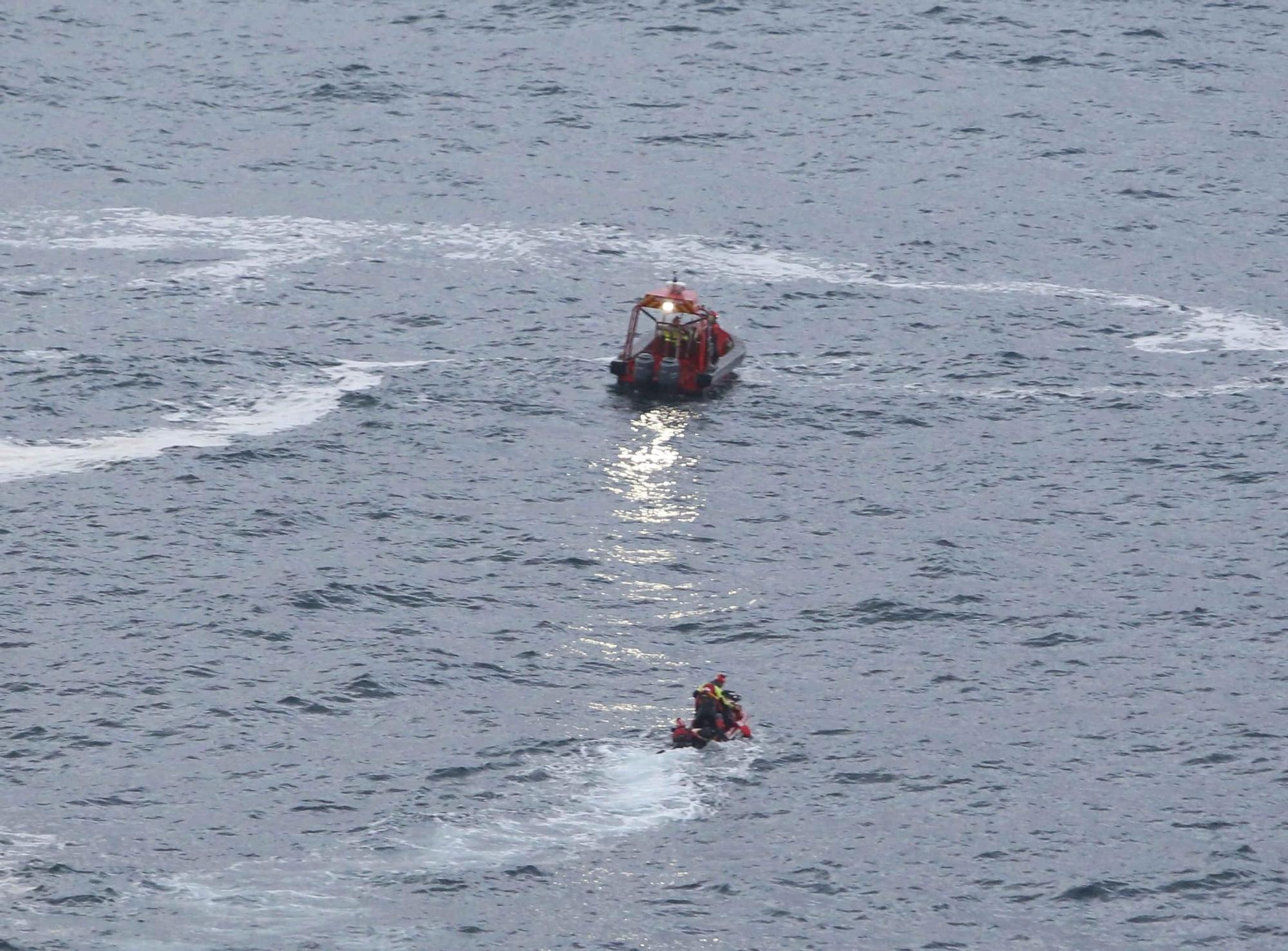 Aparece el cuerpo de un hombre flotando en el mar frente a la Torre de Hércules