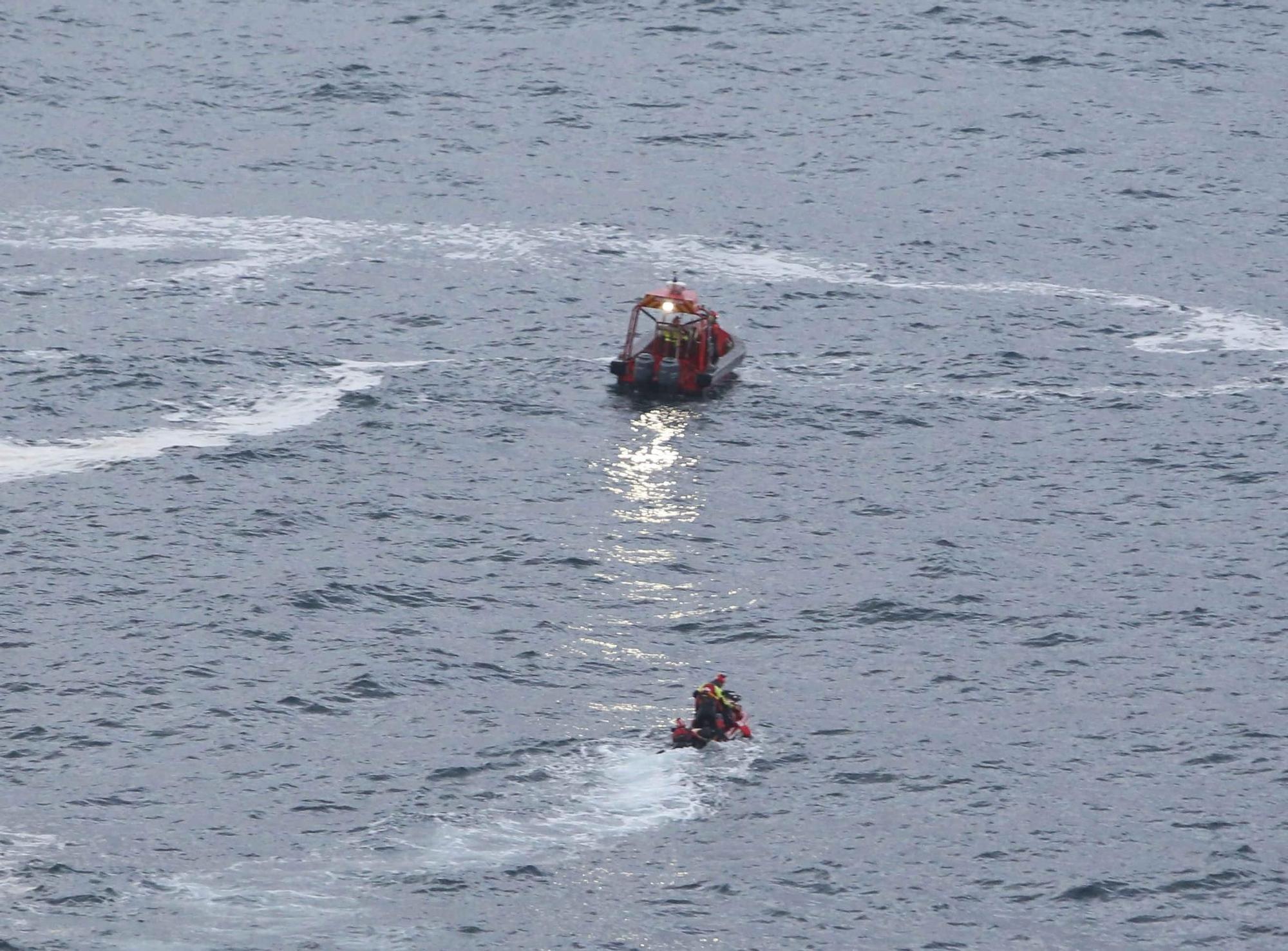 Aparece el cuerpo de un hombre flotando en el mar frente a la Torre de Hércules