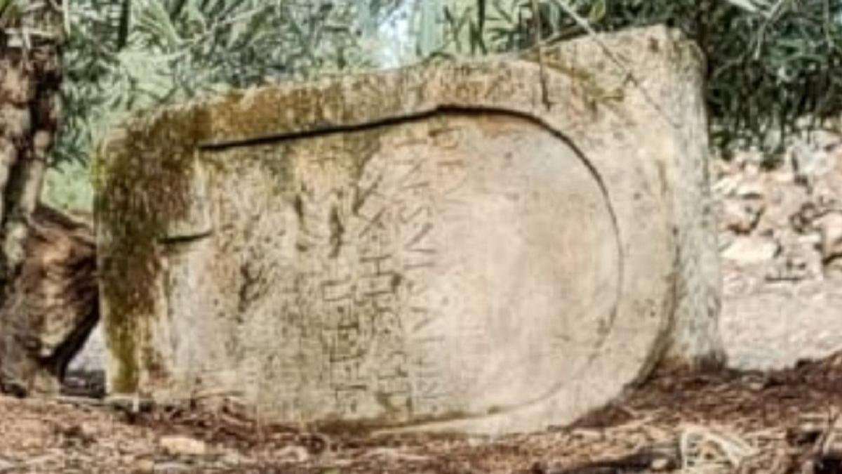 Lápida funeraria encontrada por los agentes de la Guardia Civil en un olivar de Lucena.