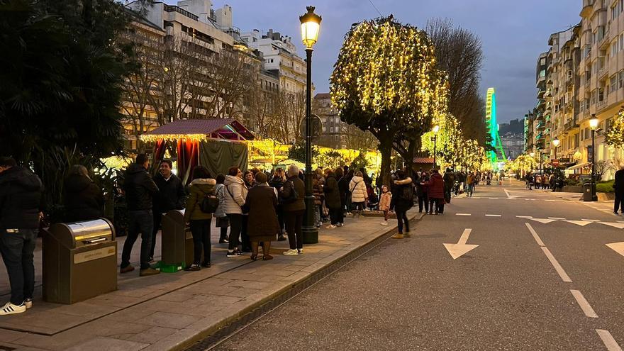 Últimos días de la Navidad en Vigo: una larguísima cola para subir a la noria