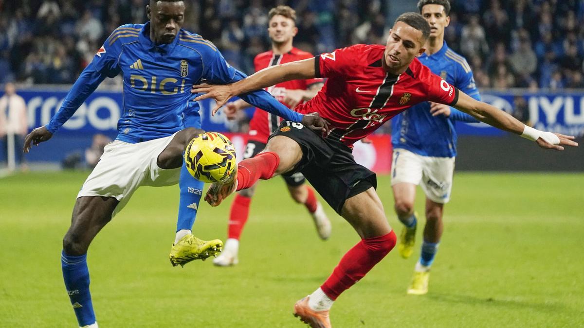 El delantero del Real Mallorca Mateo Joseph pelea una posesión ante el defensa del Real Oviedo Rahim Alhassane