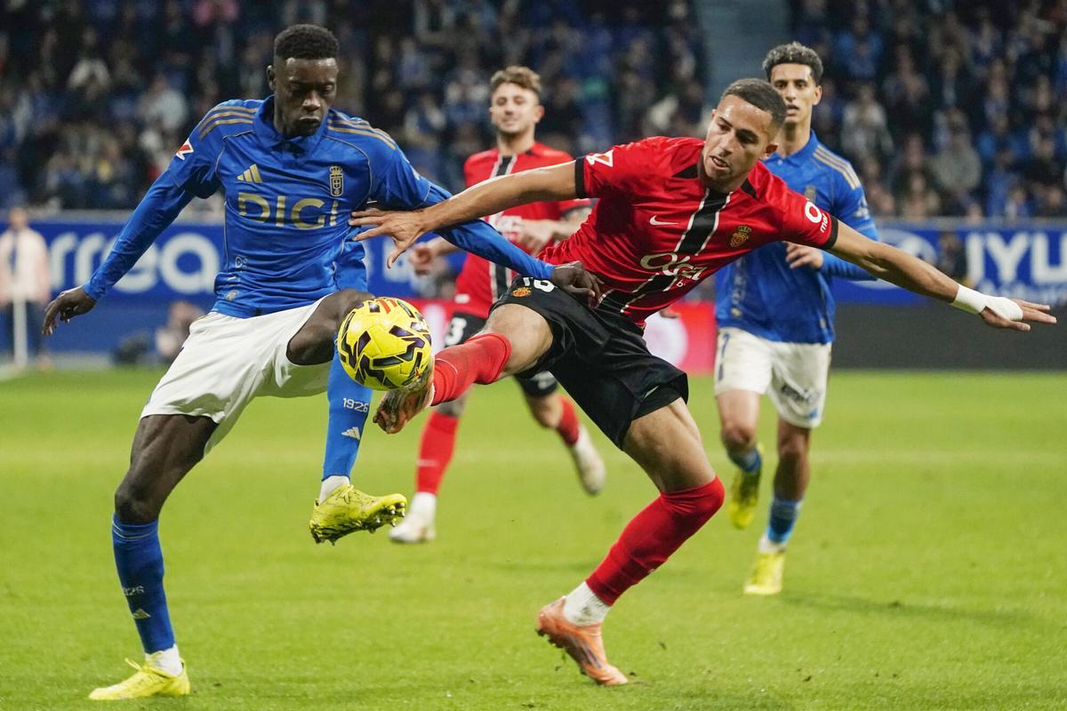 El delantero del Real Mallorca Mateo Joseph pelea una posesión ante el defensa del Real Oviedo Rahim Alhassane