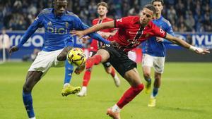 El delantero del Real Mallorca Mateo Joseph pelea una posesión ante el defensa del Real Oviedo Rahim Alhassane
